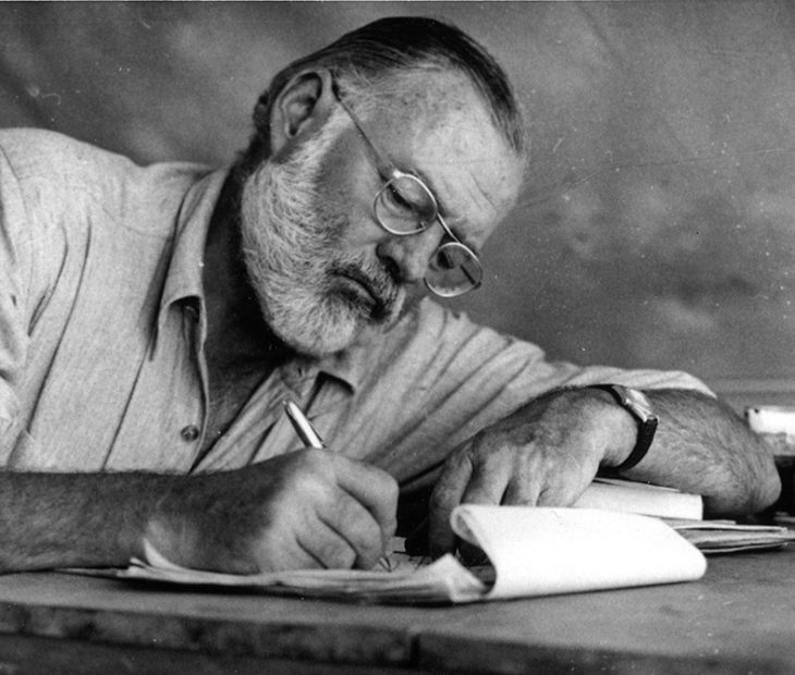 Assim se enfrentava Hemingway ao desafio da folha em branco